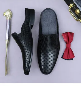 Détails de mules en cuir noir pour hommes avec motif ajouré et élastique latéral