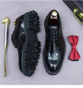 Détails de chaussures richelieu en cuir noir avec semelles crantées et accessoires de luxe