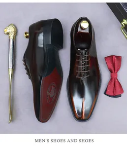 Details von polierten Leder-Oxfords mit Goodyear-Welted-Sohlen und eleganter Fliege