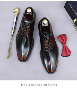Detailansicht polierter Oxford-Schuhe aus Leder mit Schuhlöffel und eleganter Fliege