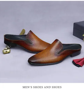 Détail de mules en cuir véritable marron perforé pour hommes avec tête de lion dorée