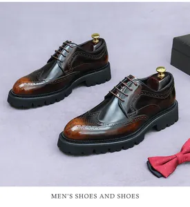 Gros plan détaillé sur chaussures Richelieu en cuir marron avec motifs perforés élégants