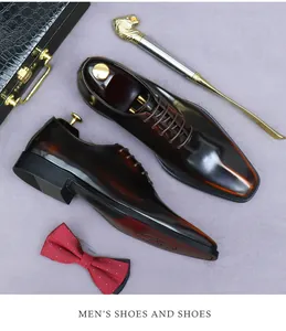 Polierte braune Oxford-Anzugschuhe aus Leder mit goldenen Schuhspannern und Luxus-Accessoires