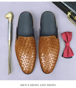 Detaillierte Draufsicht auf braune geflochtene Leder-Mules für Herren mit Accessoires
