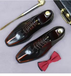 Detailansicht polierter brauner Business-Schuhe aus Leder mit Glanzeffekt und Zubehör