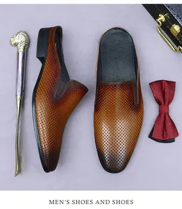 Détail de mocassins en cuir vintage à dégradé brun avec accessoires de gentleman