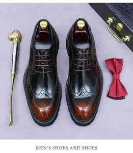 Détail de chaussures Richelieu marron avec motifs, nœud papillon et chausse-pied chic