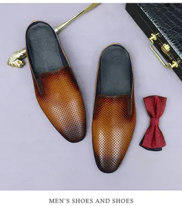 Vue détaillée de dessus des mules en cuir pour hommes avec motif marron perforé