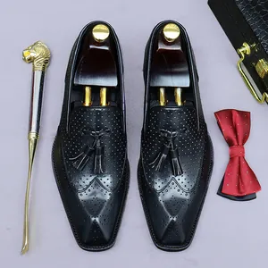 Mocassini brogue in pelle nera con nappine e design traforato per uomo elegante