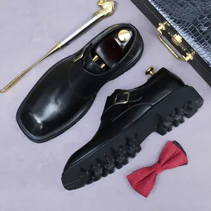 Heren monkstrap schoenen van zwart leer met gouden gesp en dikke antislip rubberen zool