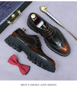 Détail macro de chaussures Richelieu en cuir dégradé avec motifs perforés de style Brogue
