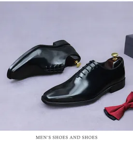 Lacklederschuhe für Herren in Schwarz mit Schuhspannern aus Holz und roter Fliege im Detail