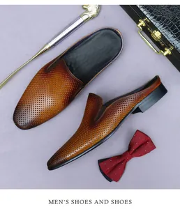 Mules pour hommes en cuir perforé marron avec nœud papillon et accessoires rétro