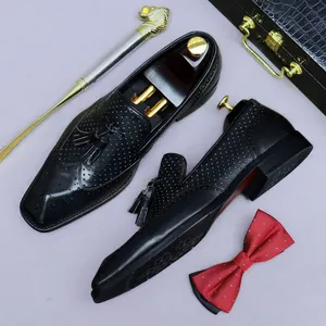 Mocassini classici in pelle nera con nappe e dettagli brogue per uomo