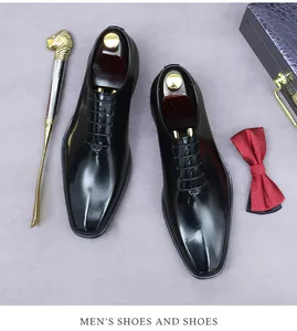 Draufsicht auf glänzende schwarze Wholecut Oxfords mit Schuhspannern aus Holz
