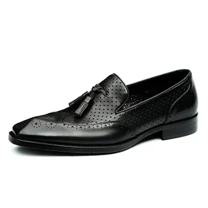 Mocassini vintage da uomo in pelle nera con nappine e design traforato traspirante