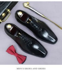 Polierte schwarze Leder-Oxfords mit Schnürsenkeln, Schuhspannern und Herren-Accessoires