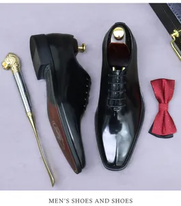Nahaufnahme glänzender Lackleder-Business-Schuhe mit Schuhspannern und edlen Accessoires