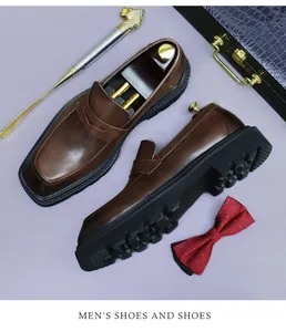 Draufsicht auf braune Leder-Loafer mit dicker Gummisohle und hölzernem Schuhspanner