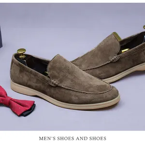 Détail de mocassins en daim marron avec coutures mocc-toe et embauchoir de luxe inclus