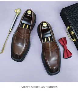 Details brauner Leder-Loafer mit quadratischer Kappe, Schnalle und Business-Zubehör
