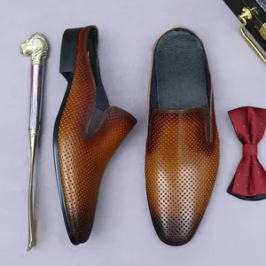 Mules en cuir marron dégradé pour hommes avec design perforé vintage et semelle noire