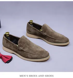 Vue détaillée de mocassins en daim marron pour hommes avec des surpiqûres à la main