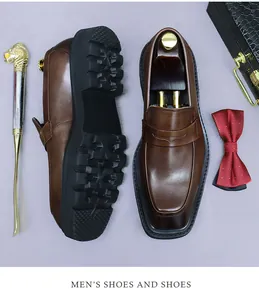 Detailansicht brauner Leder-Loafer mit dicker Gummisohle und quadratischer Zehenpartie