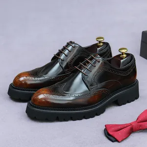 Chaussures richelieu brogue marron foncé pour homme avec cuir dégradé et semelle épaisse