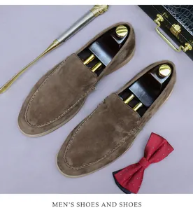 Mocassins de luxe en daim marron pour hommes avec embauchoirs dorés sur fond violet