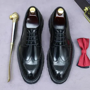 Chaussures richelieus classiques en cuir noir pour hommes avec motifs perforés élégants