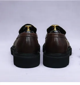 Detailansicht der verstärkten Fersennaht und dicken Sohle brauner Leder-Loafer für Herren