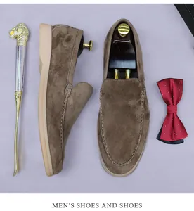 Vue de dessus de mocassins en daim marron avec embauchoir et chausse-pied doré