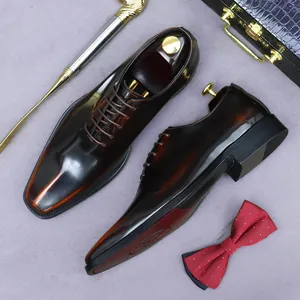 Polierte dunkelbraune Herren-Business-Schuhe aus Leder mit edlen Schuhspannern