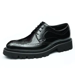 Chaussures brogues noires vernies pour hommes avec bout ailé et semelle en caoutchouc