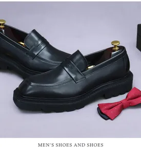 Nahaufnahme von schwarzen Leder-Loafers mit dicker Sohle und gepunkteter Fliege