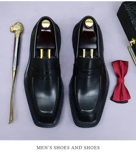 Herrenschuhe mit Karree-Zehen, Schuhspanner, Schuhlöffel und Fliege in Luxusbox