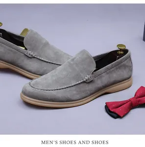 Vue détaillée du dessus de mocassins en daim gris avec couture main et semelle gomme