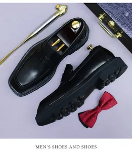 Details von schwarzen Leder-Loafern mit Plateausohle, Schuhspannern und Zubehör für Herren