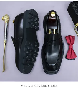 Makroaufnahme schwarzer Leder-Loafer mit quadratischer Kappe und dicker Gummisohle
