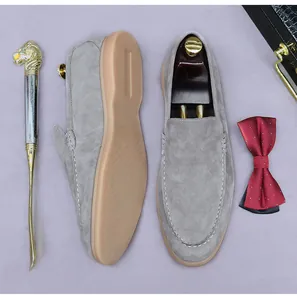 Vue de dessus de mocassins en daim gris avec coutures mocassin et semelle en caoutchouc