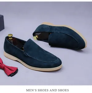 Vue détaillée des mocassins en daim bleu marine avec semelle en caoutchouc crème et couture