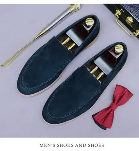 Vue de dessus de mocassins en daim bleu marine avec texture cuir et accessoires de luxe