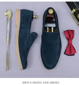 Vue de dessus de mocassins en daim bleu marine avec doublure en cuir souple