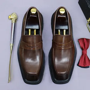 Klassische dunkelbraune Leder-Loafer mit quadratischer Kappe und Schuhspannern im Set