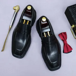 Formelle schwarze Leder-Loafer für Herren mit quadratischer Kappe und Business-Zubehör