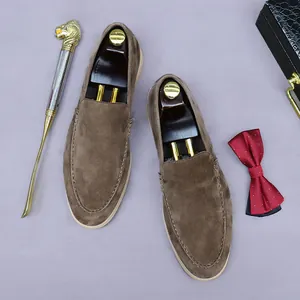 Mocassins en daim marron pour homme avec coutures mocassin et design en cuir souple