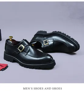 Detail eines schwarzen Leder-Monkstrap-Schuhs mit goldener Schnalle und dicker Profilsohle