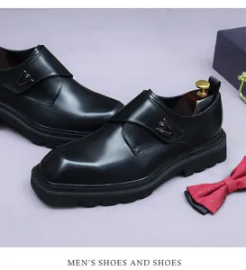 Dettaglio scarpe da uomo in pelle con fibbia a V in metallo e punta quadrata alla moda