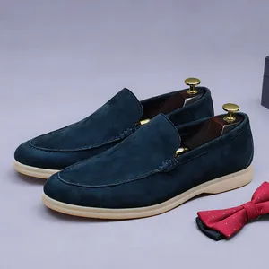 Mocassins en daim bleu marine pour hommes avec semelle contrastée et nœud papillon rouge